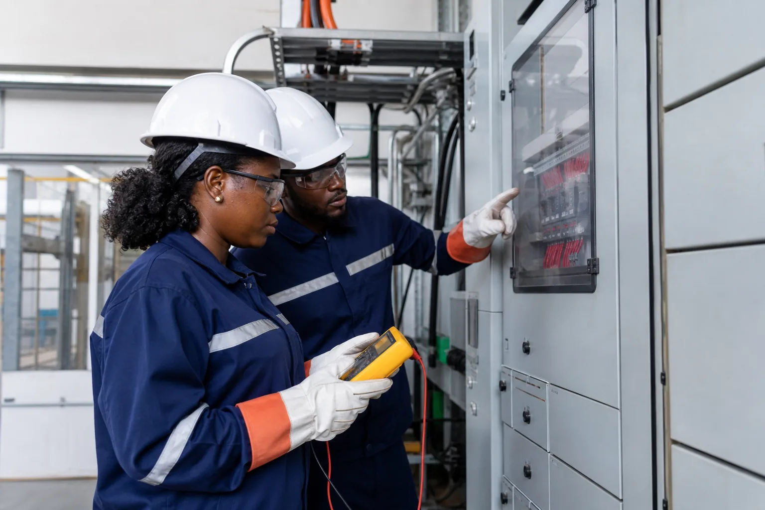 Trabalhos em instalação eléctrica industrial